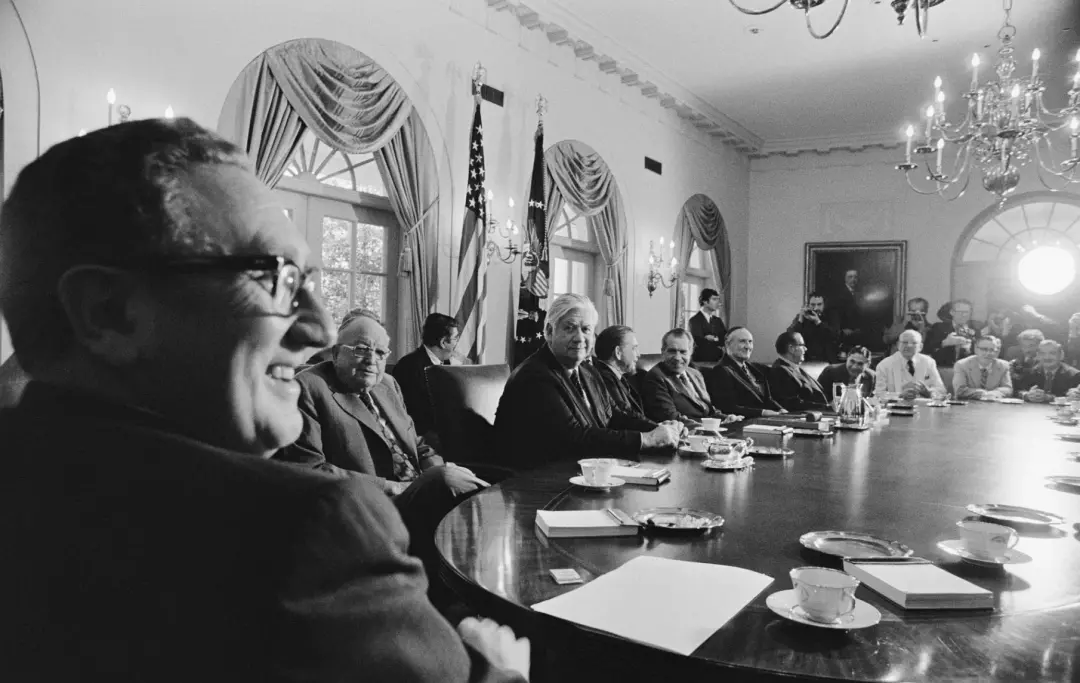｜｜基辛格与美国两党领导人以及尼克松总统坐在白宫内阁会议室