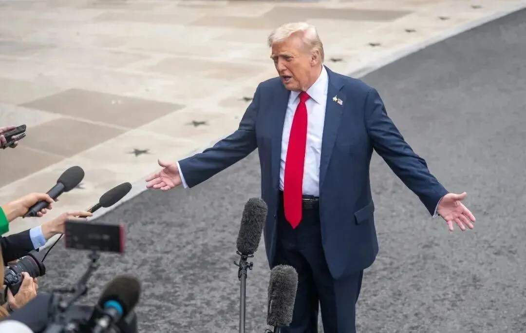 Le 30 septembre 2025, heure locale, le président américain Donald Trump a répondu aux questions des journalistes à la Maison-Blanche à Washington, D.C. / Photo : Hu Yousong, Agence de presse Xinhua
