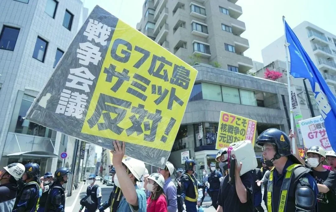 ▲21日，大批民众再次在广岛举行大规模集会游行，抗议七国集团（G7）峰会举行。（图源：新华社）