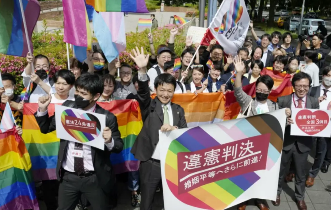 2023年5月30日，日本一家法院裁定不允许同性婚姻是违宪后，人们挥舞彩虹旗帜和标语庆祝。