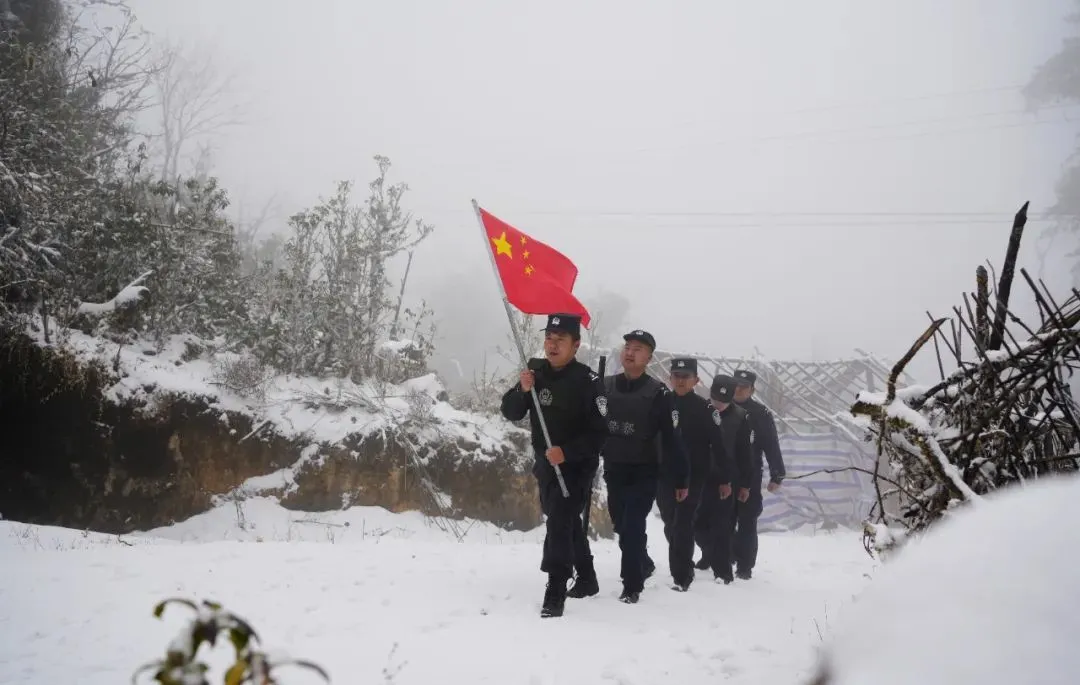 屈斌（左一）与同事在中缅边境一线平均海拔3000米左右的滇滩青草岭开展边境巡逻。