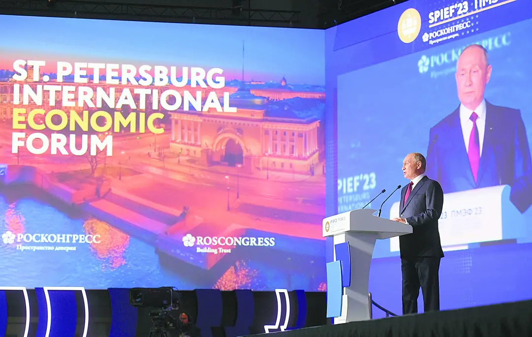 16日，俄总统普京在圣彼得堡国际经济论坛上发表讲话。图源：视觉中国
