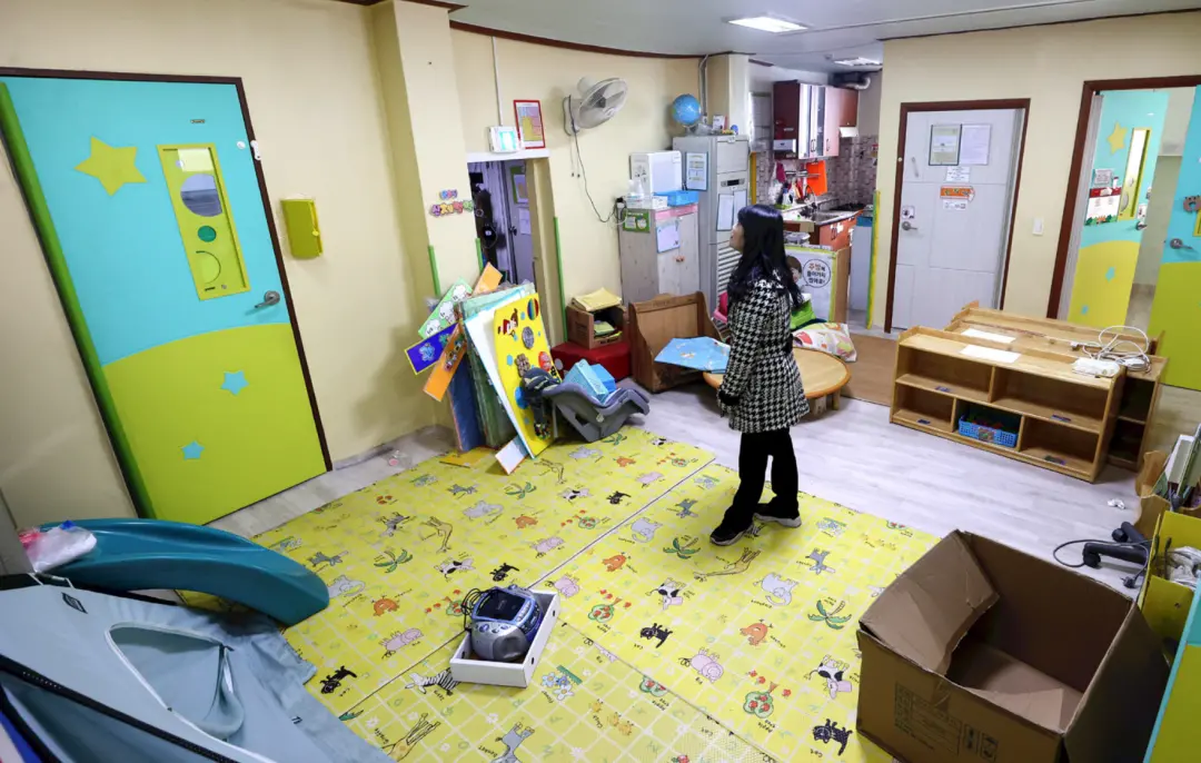 〓 2023年2月23日，韩国京畿道城南市，当地一家日托中心遭遇闭店，负责人正在进行最后的清查。过去四年来，由于生源短缺，该国大量日托中心倒闭。