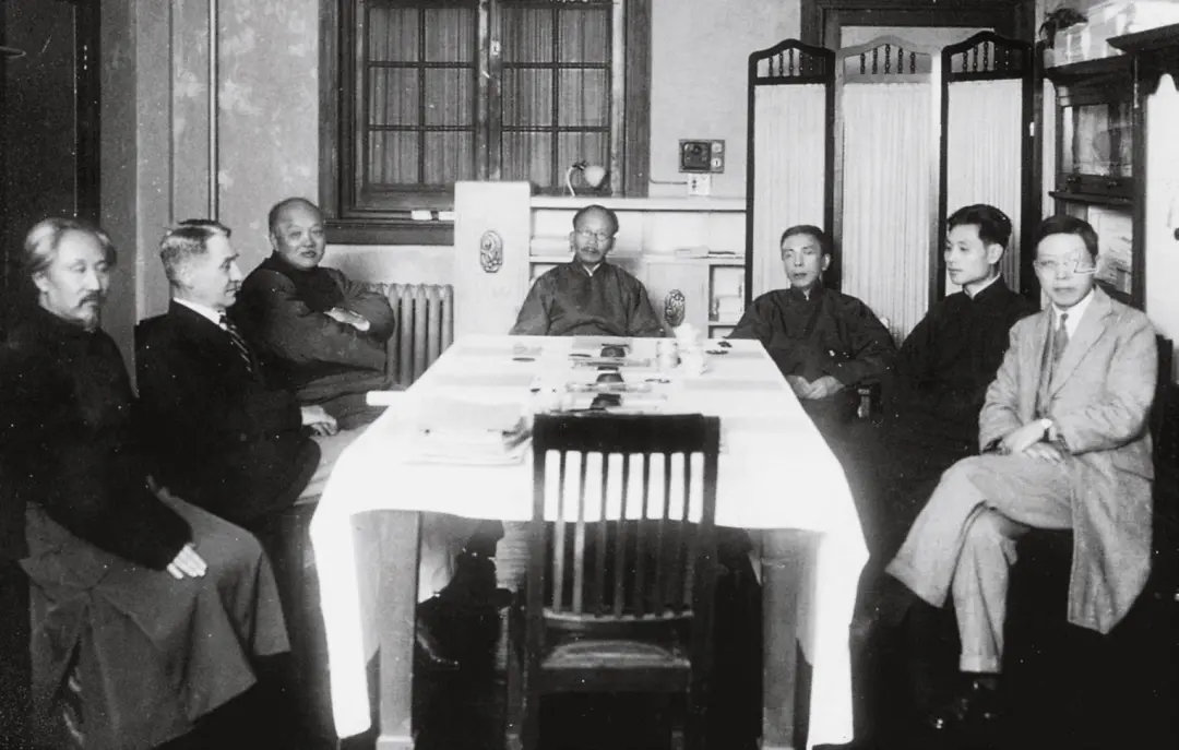 1933年中央研究院院长蔡元培（中）与张静江（右三）、吴稚晖（左三）、李石曾（左一）合影。