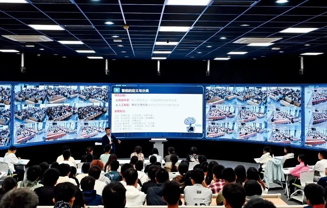 2024年9月20日，在天津大学双校区的30余间智慧教室内，4000余名大一新生听取人工智能通识课《人工智能导论》。图/新华