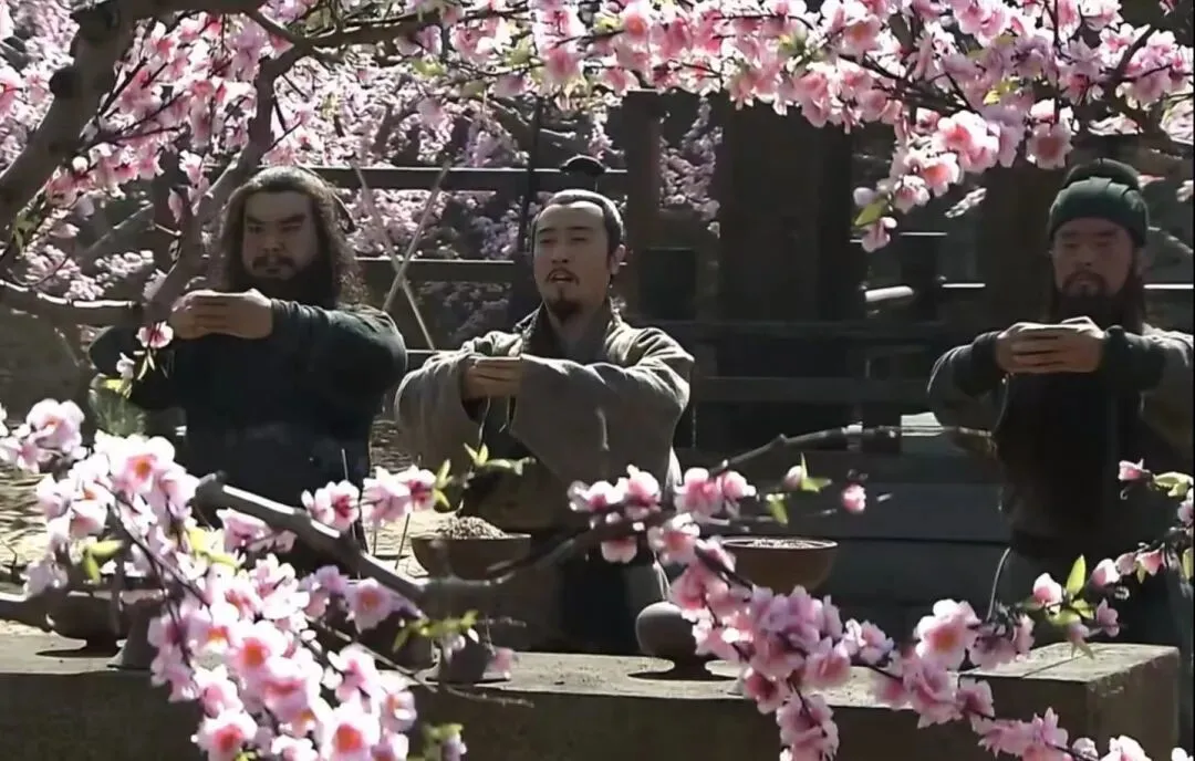 桃园三结义，对天盟誓结为异姓兄弟。来源/电视剧《新三国》截图