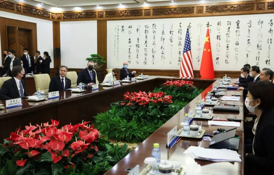 6月19日，中共中央政治局委员、中央外办主任王毅在北京会见布林肯。布林肯左手边为康达和贝莎兰。贝莎兰对面是中国外交部美大司司长杨涛。