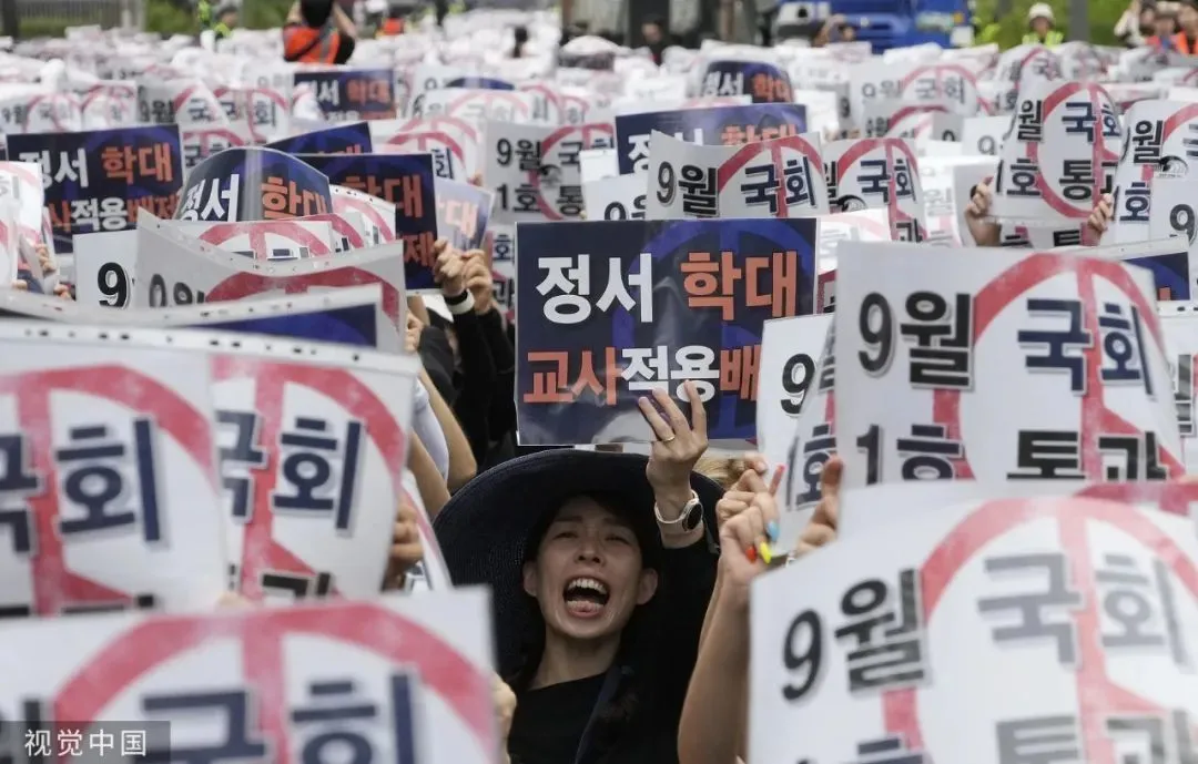 接连自杀，韩国老师集体崩溃了