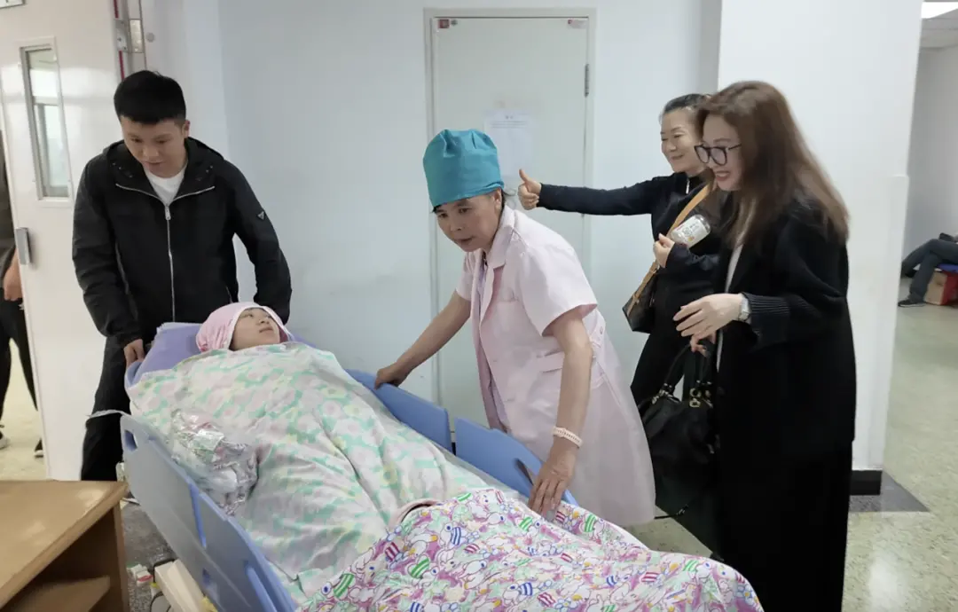 程旭和新生儿被推出产房/记者拍摄