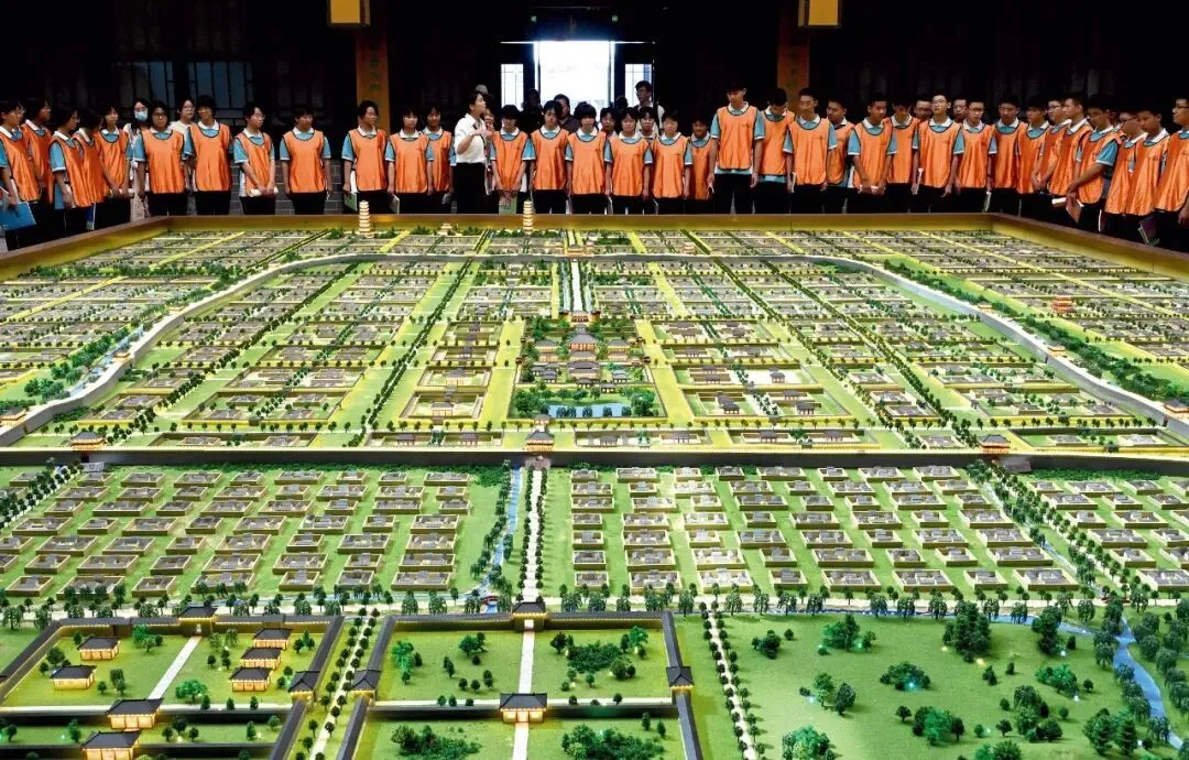 鄴城博物館內(nèi)展示的微縮場景和鄴南城朱明門建筑結(jié)構(gòu)復(fù)原 圖/中新