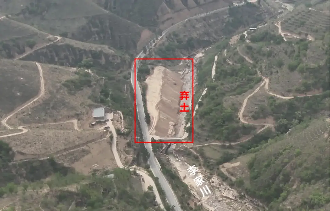 图3 2025年5月30日，督察组现场督察发现，榆林市清涧县鸿鑫建材有限公司在李家川河道内倾倒弃土。