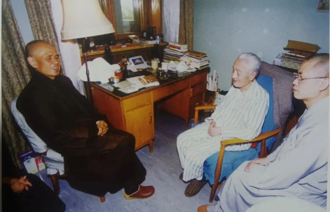 1999年5月，法国一行禅师到北京医院看望赵朴初会长，净因法师担任翻译