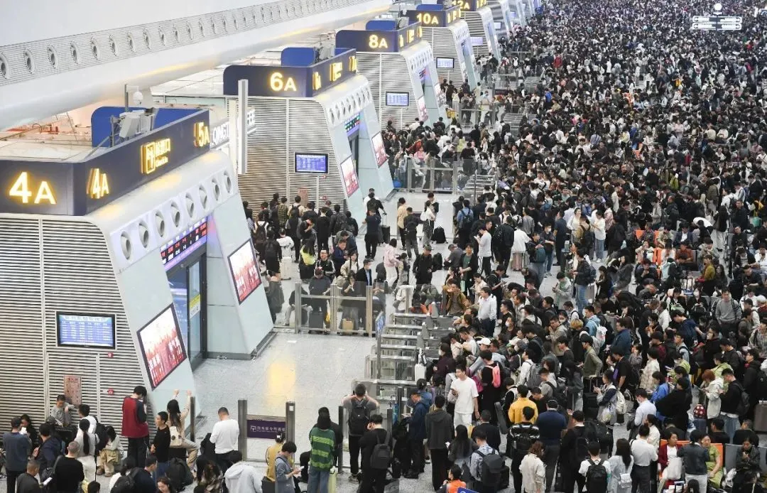 清明假期，杭州东站客流爆棚 图源：视觉中国