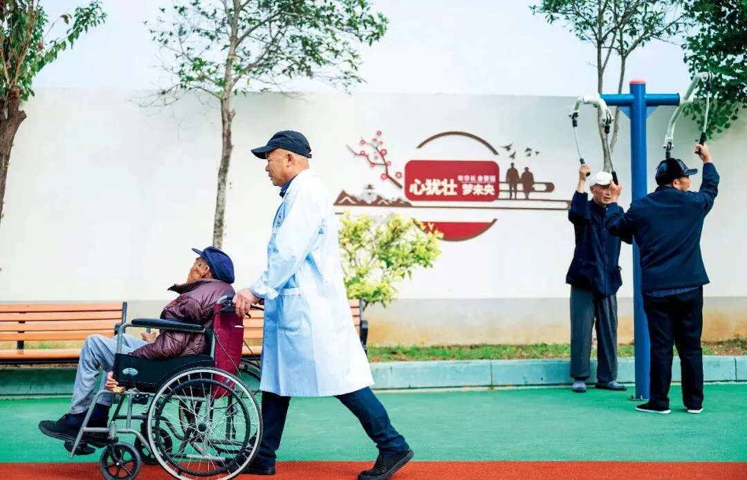 2025年10月，湖北孝昌县一家养老院的护工在照料老人。图/新华
