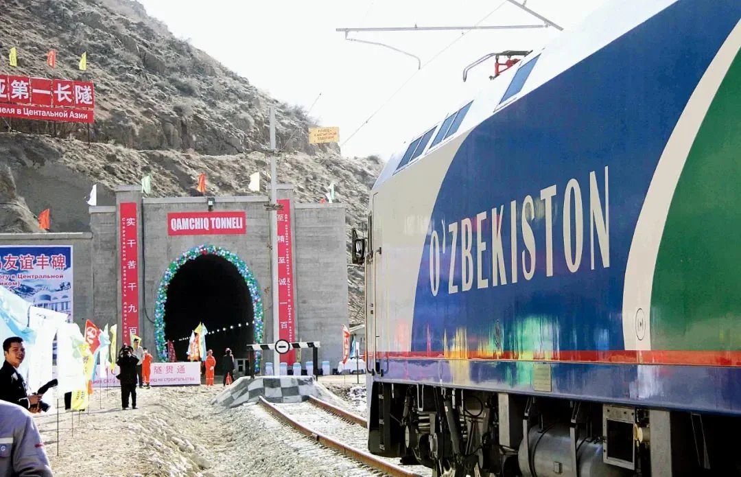 2016年2月27日，中铁隧道集团承担的乌兹别克斯坦安格连-帕普铁路卡姆奇克隧道全隧贯通。图/新华