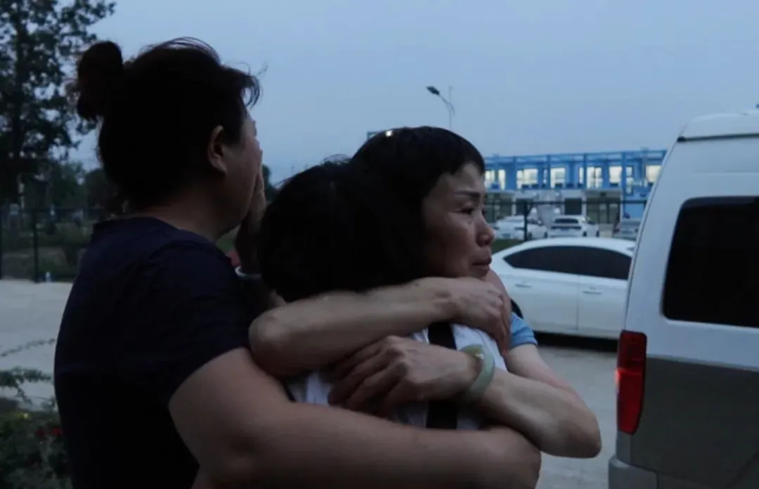8月7日，一名被困居民转移到安置点，和前来探望的闺蜜紧紧拥抱。当日，北京市门头沟区大台街道近百名被困居民安全转移至附近的安置点。 中青报·中青网记者 郑萍萍/摄
