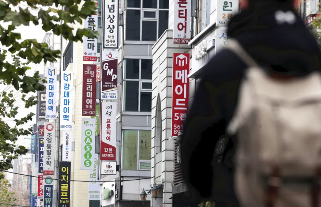 〓 2020年12月10日，韩国首尔江南区大峙洞，孩子们在前往补习班的途中。这里是韩国知名的高端补习班聚集地。