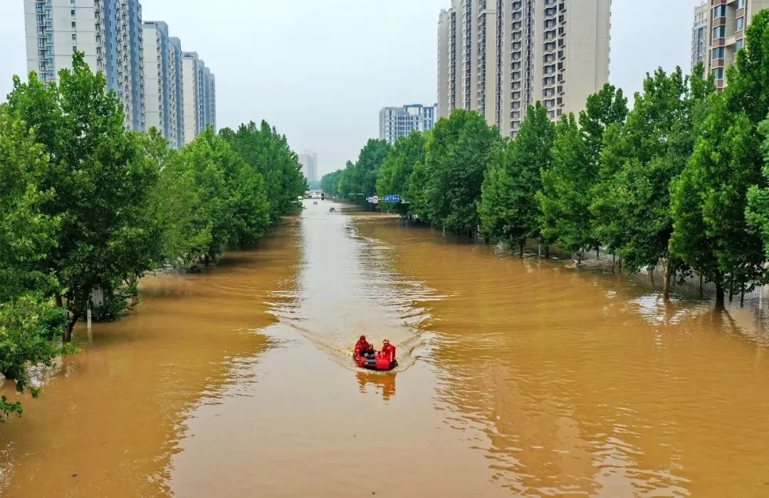 8月2日，救援人员在涿州市区乘坐冲锋舟去转移受灾群众（无人机照片） 图