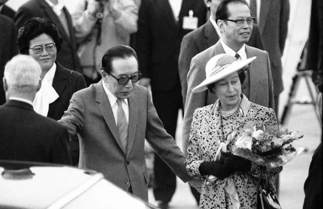 △ 1986年10月12日，北京，英国女王伊丽莎白二世飞抵首都机场。中国外交部长吴学谦迎接伊丽莎白二世。英国女王伊丽莎白二世应邀对中国进行访问，这是历史上英国国家元首第一次访华。