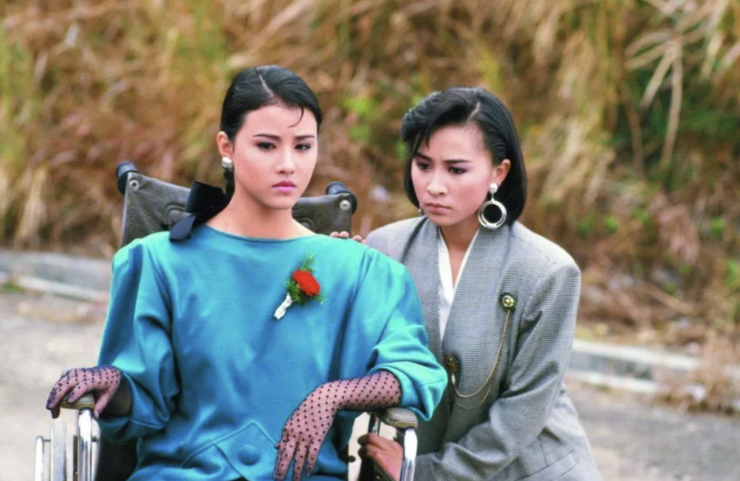 1986年电视剧《流氓大亨》 方学宁（周海媚 饰）与林月明（刘嘉玲 饰）剧照