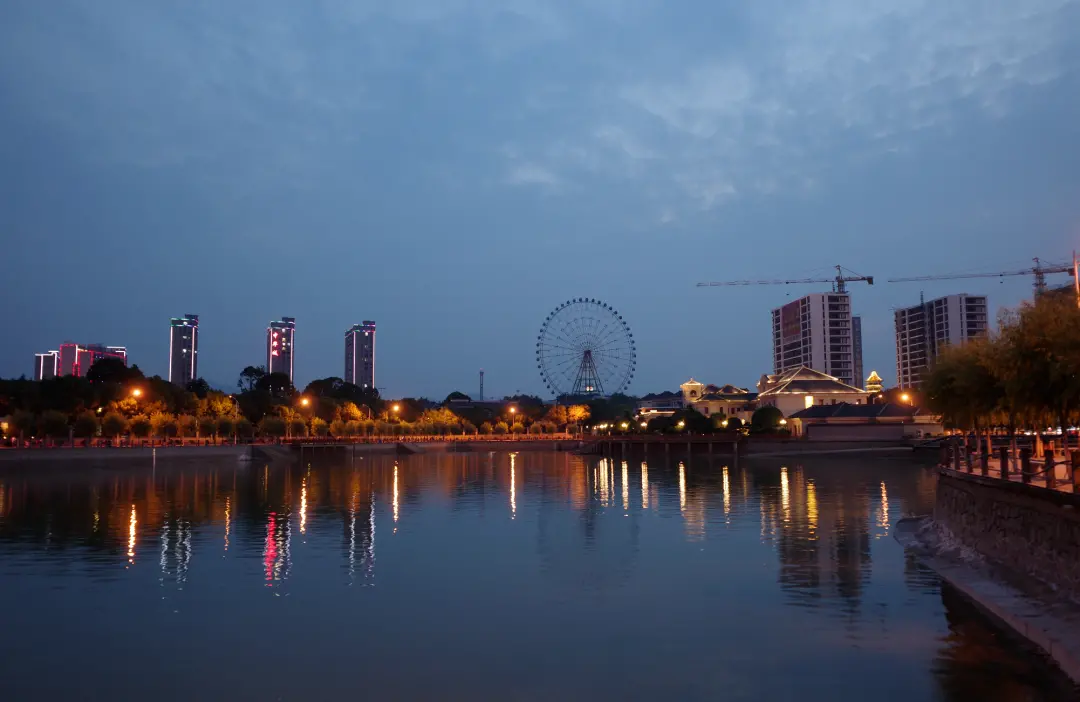 花园村吉祥湖夜景 / 图源：盐财经记者 摄