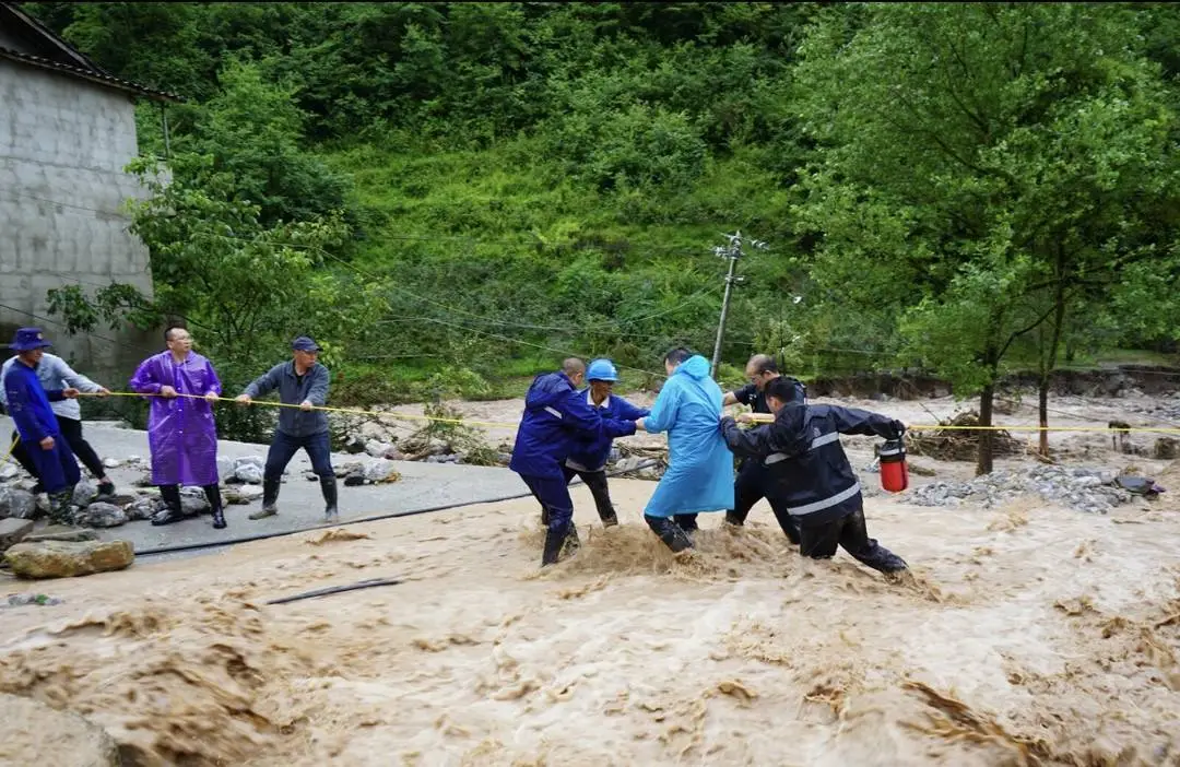 人员转移（雅安市融媒体中心供图）