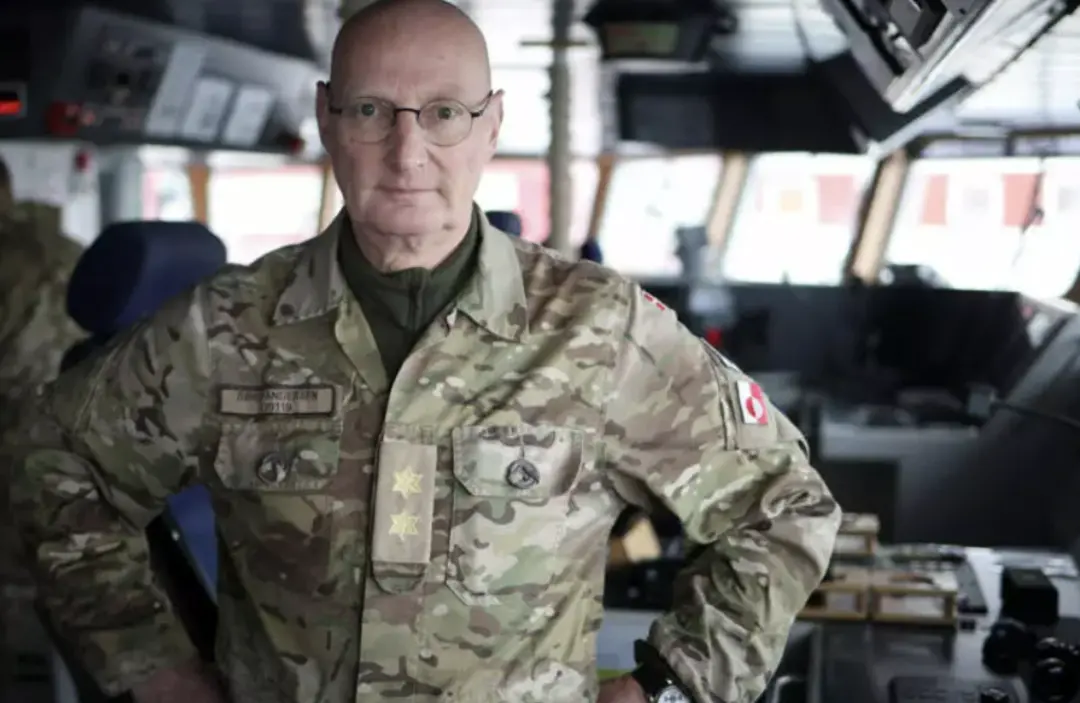 安诺森在努克的一艘丹麦军舰上接受路透社采访 图源：外媒