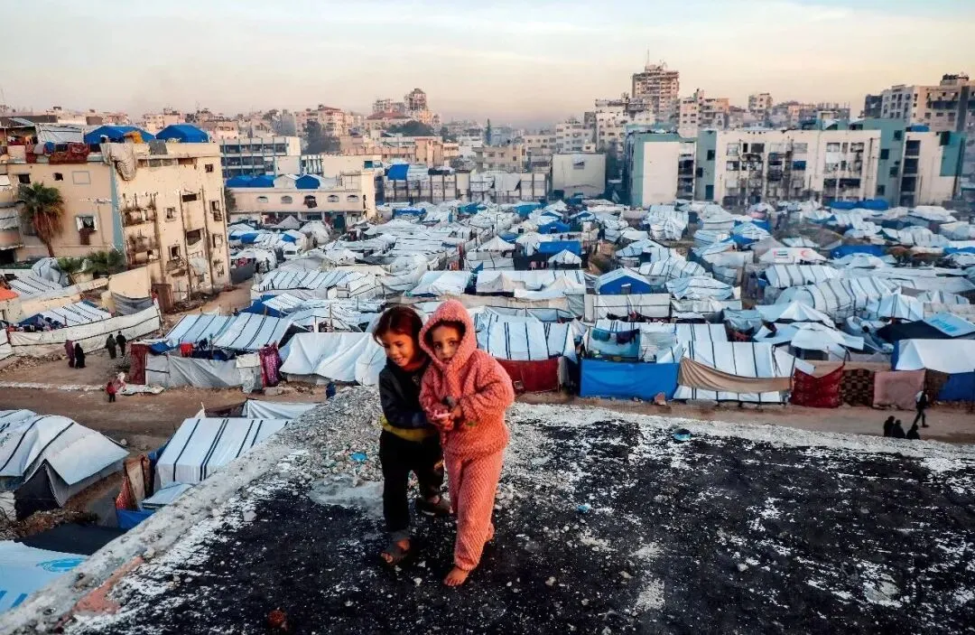 2025年12月22日，在加沙城西部一处临时避难所附近的巴勒斯坦儿童。图/新华