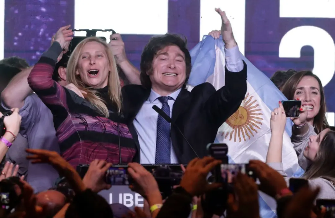 ▎米莱与妹妹卡琳娜·米莱在布宜诺斯艾利斯的总部庆祝。