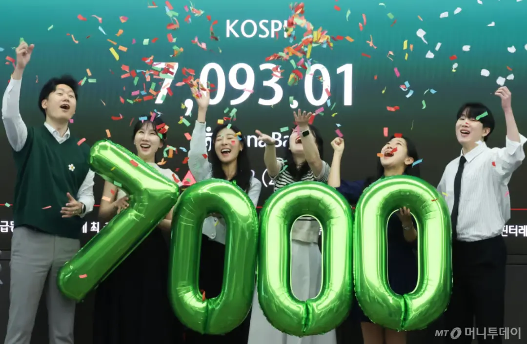 股市冲破7000点，韩国全民炒股......