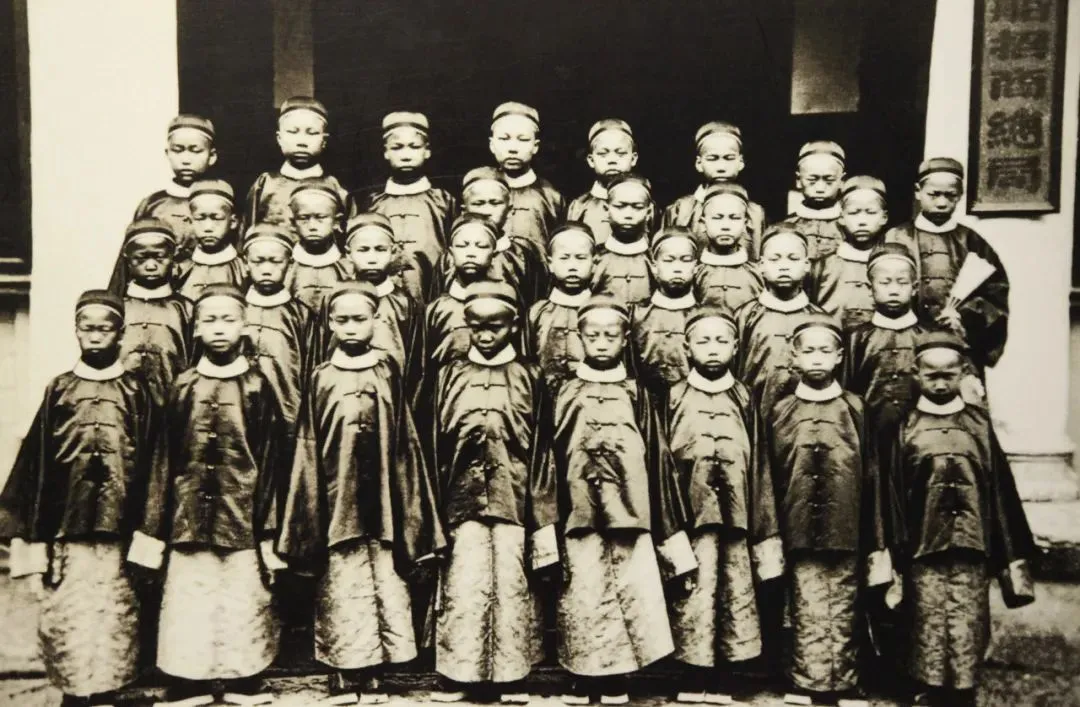 1872-1875年间，清政府先后派出120名幼童赴美留学，是中国历史上首批官派留学生，其中包括后来被誉为“中国铁路之父”的詹天佑、中华民国首任国务总理唐绍仪等人。（@视觉中国 图）