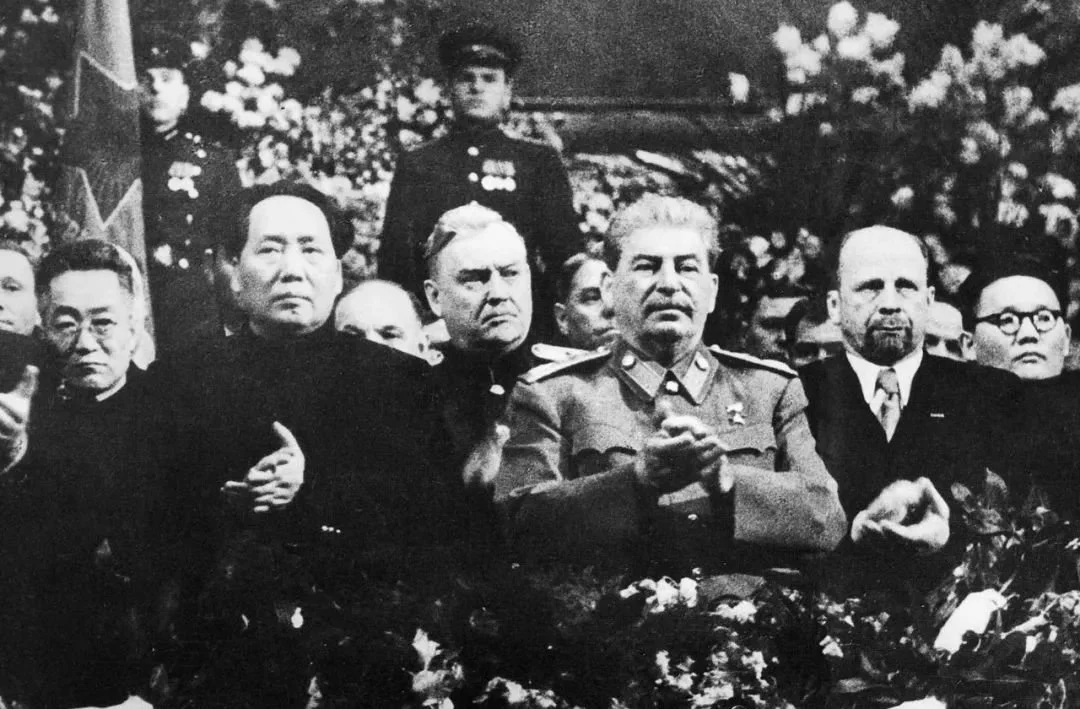 ▲ 1949年12月，毛泽东主席在莫斯科出席斯大林的生日庆典。