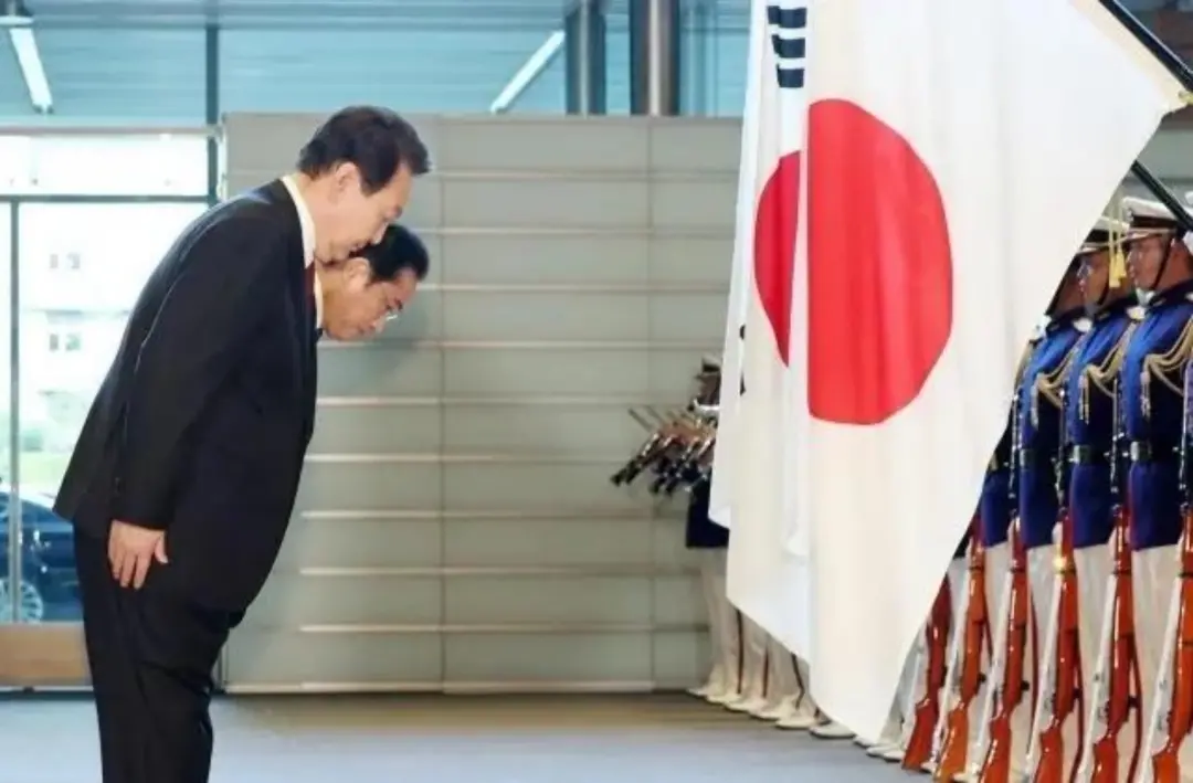 3月，尹锡悦访日，向日本旗鞠躬