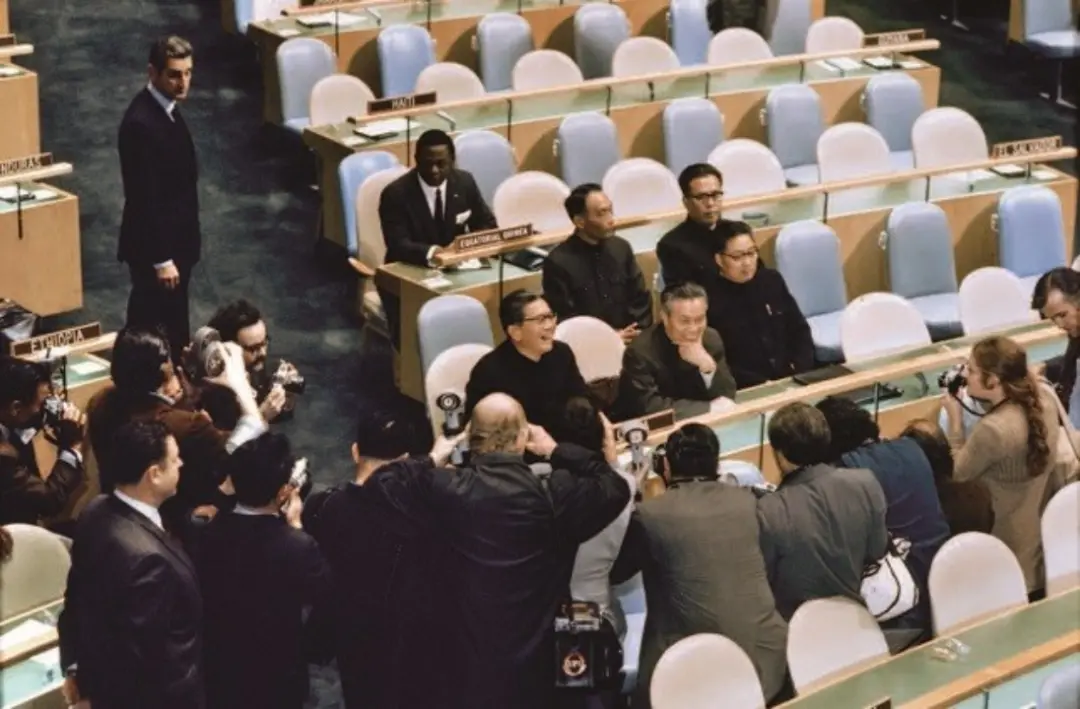 1971年11月15日，中华人民共和国代表团首次出现在纽约的联合国总部，受到了盛大欢迎