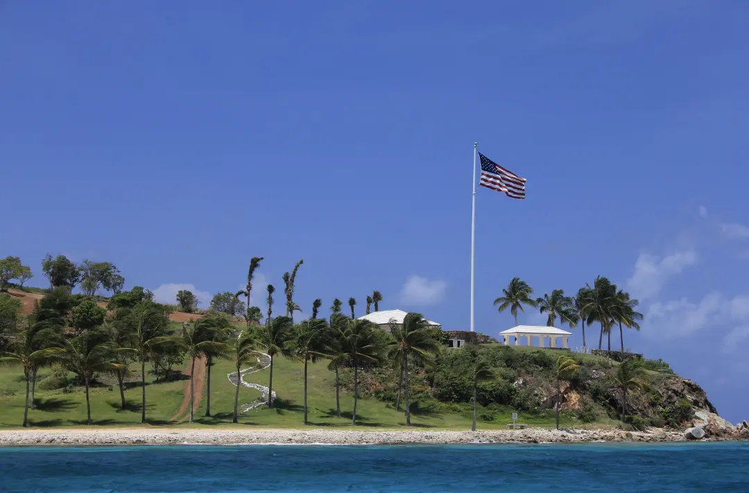 ▲在加勒比海圣托马斯东南海岸，有一座“小圣詹姆斯岛”(Little St. James Island)。20多年前，爱泼斯坦买下这座岛，并在岛上建造了一座石砌豪宅。（图源：网络）