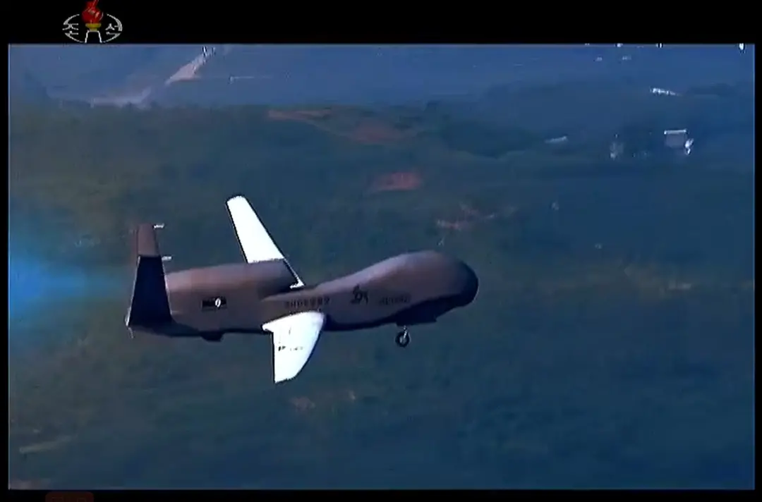 7月27日，朝鲜中央电视台发布新型无人机影像（图：朝鲜中央电视台直播截图）