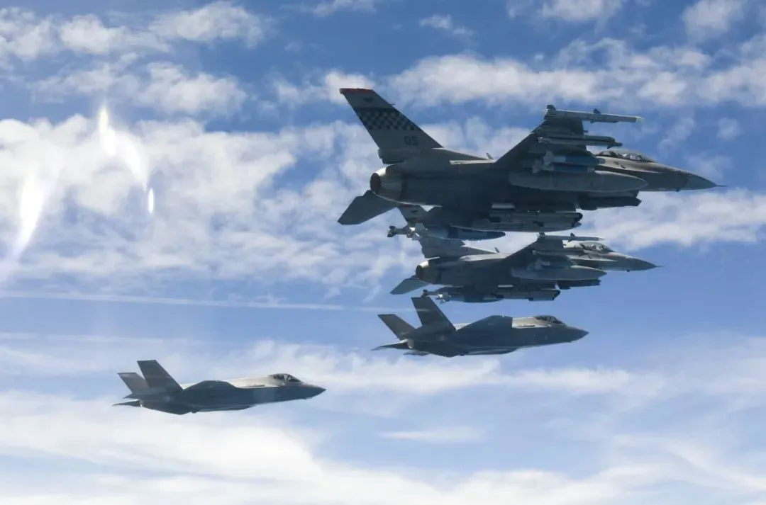 美国空军F-16战斗机加入韩国空军F-35A隐形战斗机和F-16战斗机进行联合飞行作战。