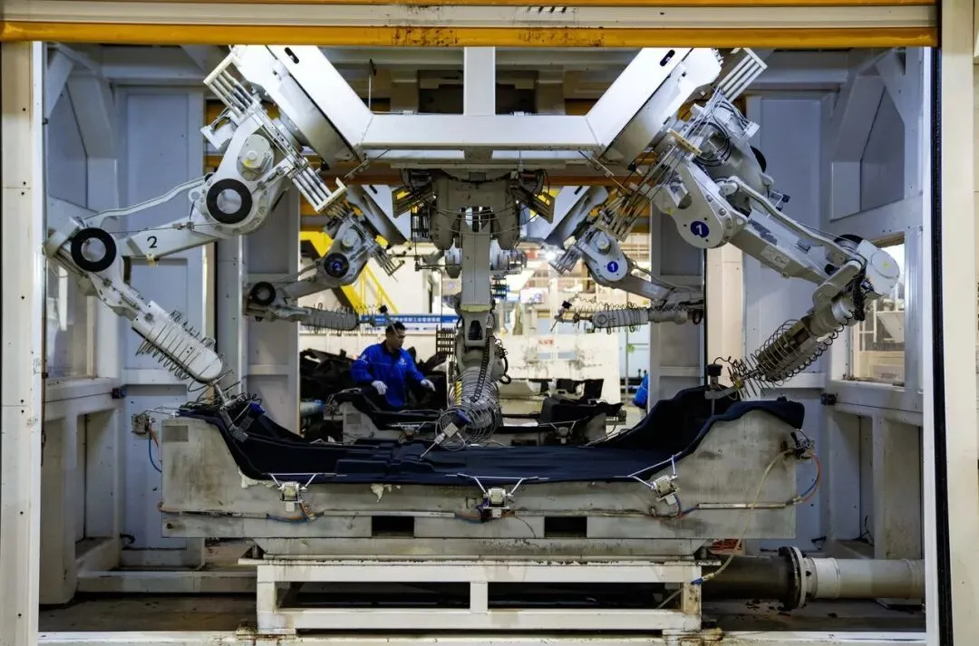 11月19日，位于金华武义经济开发区的某公司生产车间内，机械臂运转有序，智能化流水线高效衔接 图源：潮新闻客户端