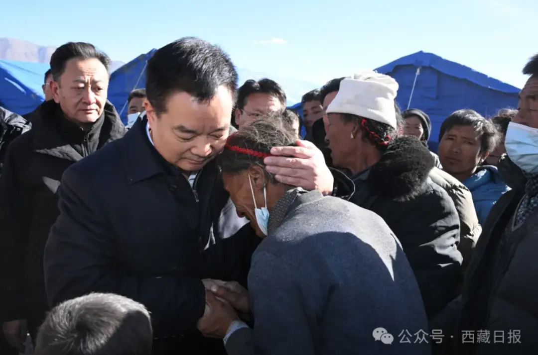 西藏自治区党委书记眼眶泛红，搂住村民连声安慰