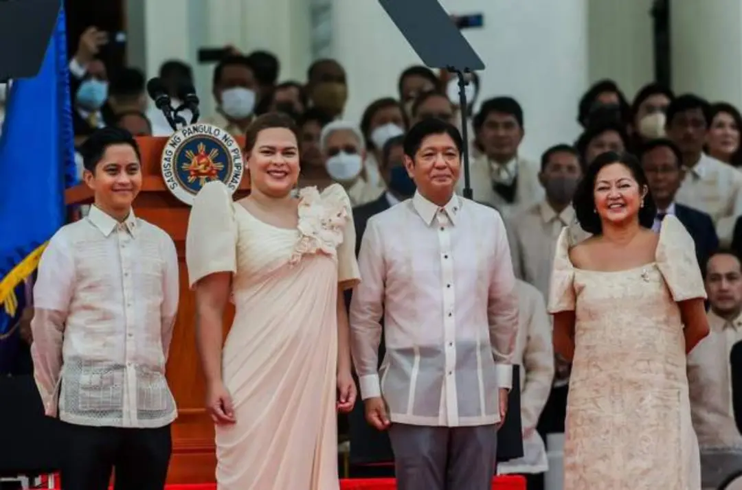 菲律宾总统小马科斯与副总统莎拉·杜特尔特-卡彪（左2）