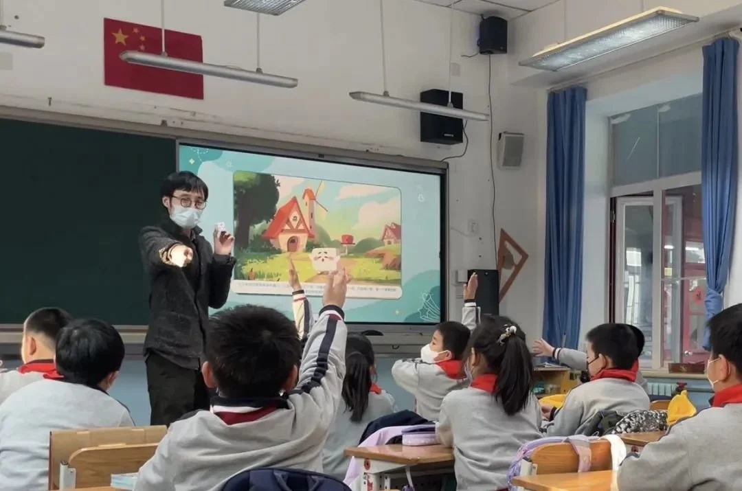 圓子爸爸在北京一所小學為孩子們上科學課