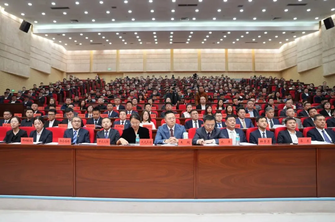 ▲会议现场，区内企业家代表坐前排，居中间，尊企重企的鲜明导向，释放出长春新区与企业家、科学家同心同向、共谋发展的坚定信心。