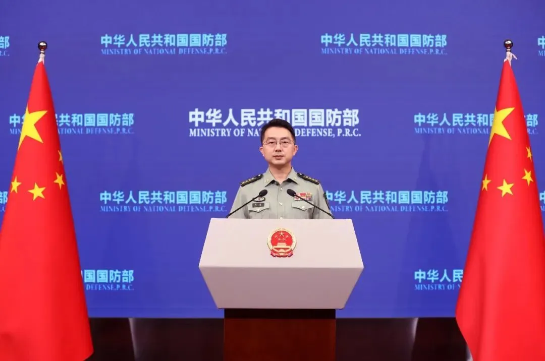 被问中国海警船与海军军舰发生冲撞？国防部回应