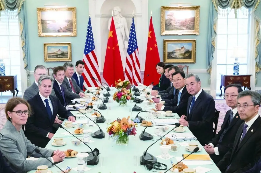 27日，中共中央证治局委员、外交部长王毅和美国务卿布林肯在华盛顿举行会谈。图源；外媒