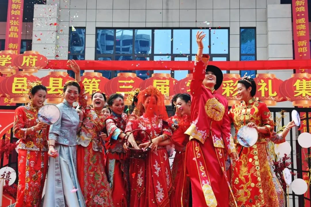 河南省商丘市夏邑县举办第三届“零彩礼集体婚礼”。中新社发 苗育才 摄
