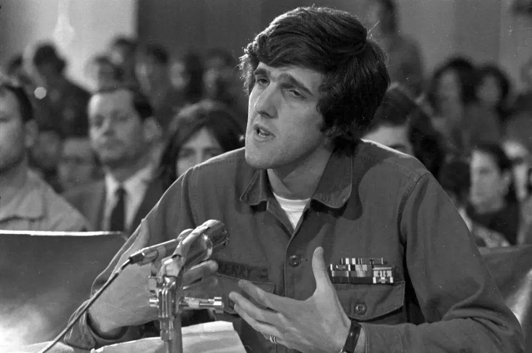 · 1971年，身穿军装的克里在美国国会听证会上发言。