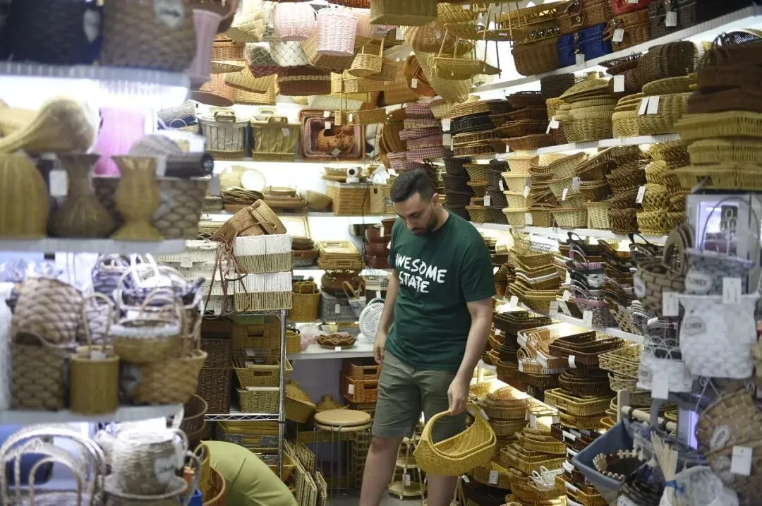 2025年10月14日，外国客商在义乌国际商贸城一区市场的商铺内选购商品/新华社记者 鲁鹏 摄