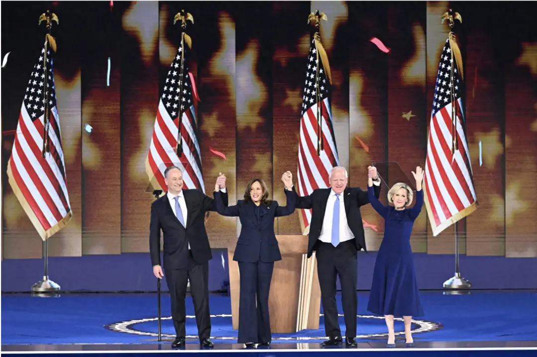 ��8��22�գ�������ȫ����������Ļʽ�ϣ�����˹�򸾡��ֶ��ȷ�վ��һ����ֻ��졣