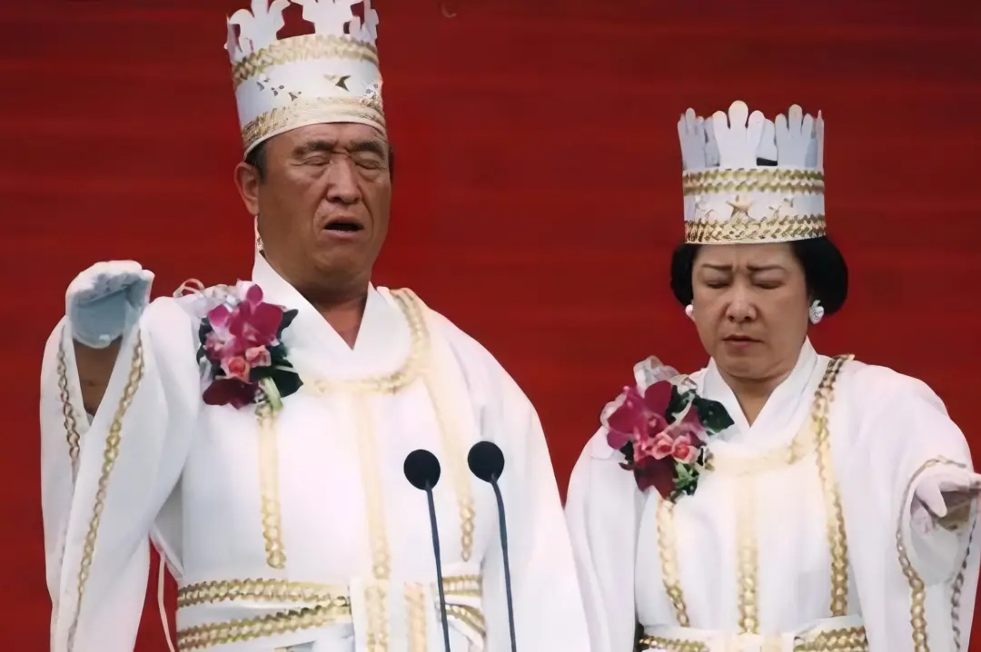 ·韩鹤子与文鲜明。（中国反邪教网）