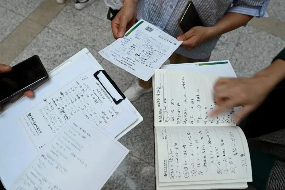 2025年5月13日，义乌国际商贸城拍摄的商户们的外语学习笔记/新华社发（吕斌摄）